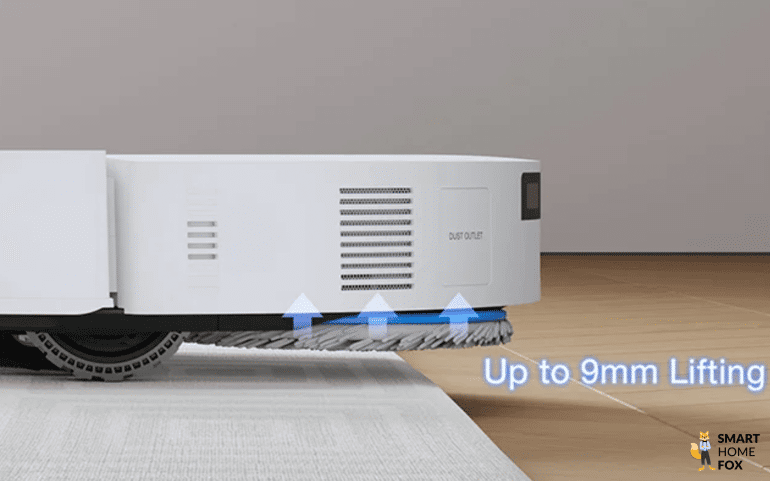 Der ECOVACS DEEBOT T50 OMNI hebt die Wischpads beim Befahren des Teppichs an.