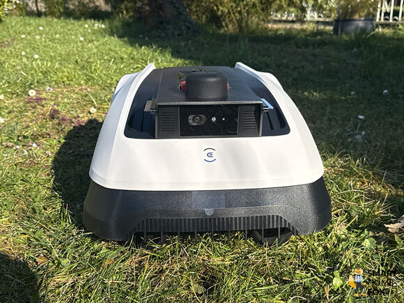 ecovacs goat o500 panorama steht im Garten