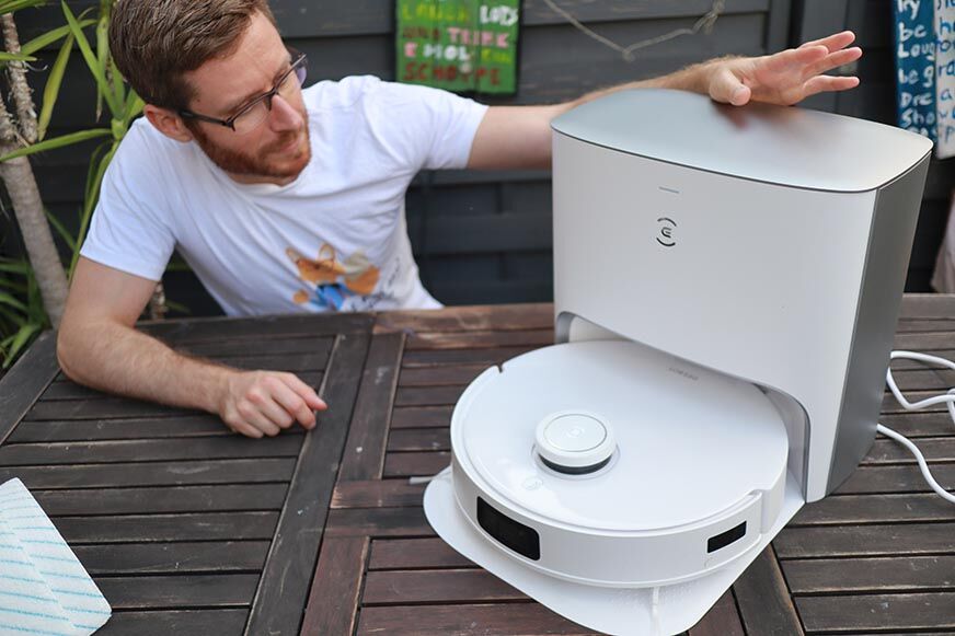 Ecovacs Deebot T10+ steht samt Absaugstation auf einem Tisch