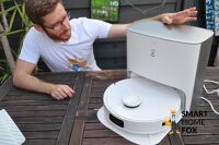 Ecovacs Deebot T10+ steht samt Absaugstation auf einem Tisch