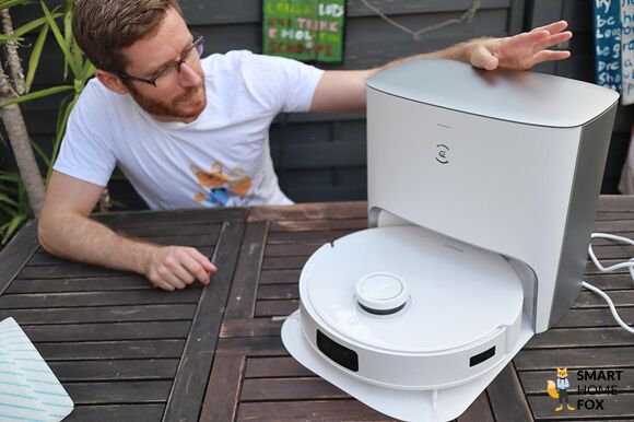 Der Ecovacs Deebot T10+ steht samt Absaugstation beim Test auf einem Tisch