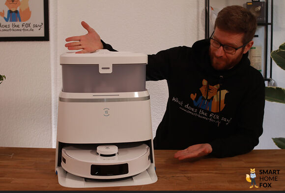 ECOVAVS DEEBOT T30 OMNI wird beim Testverfahren von einem Smart Home Fox Mitarbeiter angeschaut.