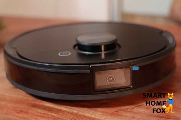 Ecovacs Deebot T9 AIVI steht bei Test auf einem Tisch