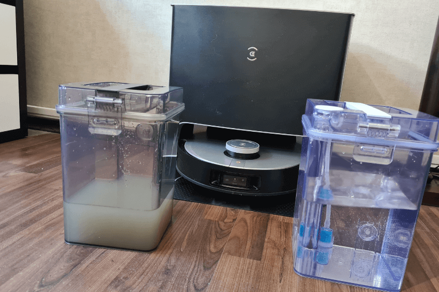 Der Ecovacs Deebot X1 Turbo ist samt Waschstation vor einem weißen Hintergrund zu sehen