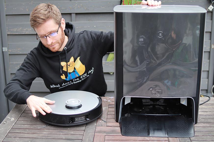 Der gesamte Lieferumfang des Ecovacs Deebot X1 OMNI steht vor dem Testen des Gerätes auf dem Tisch