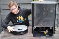 Der gesamte Lieferumfang des Ecovacs Deebot X1 OMNI steht vor dem Testen des Gerätes auf dem Tisch