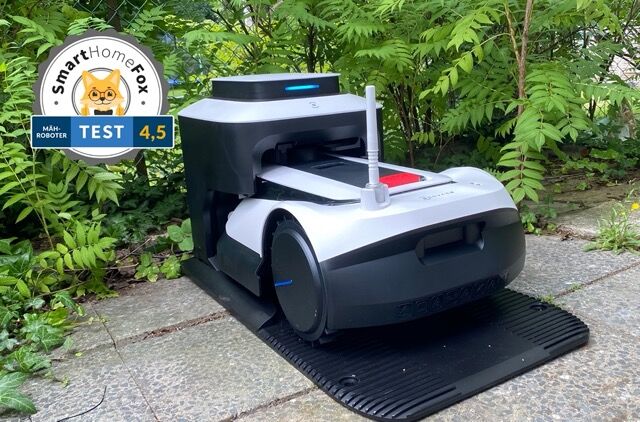 ECOVACS GOAT G1 in seiner Station im Garten mit Smart Home Fox Bewertung