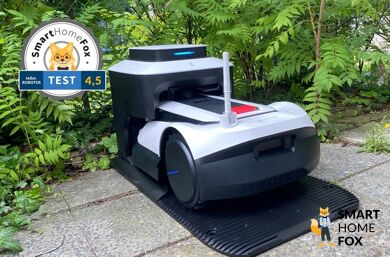 ECOVACS GOAT G1 in seiner Station im Garten mit Smart Home Fox Bewertung
