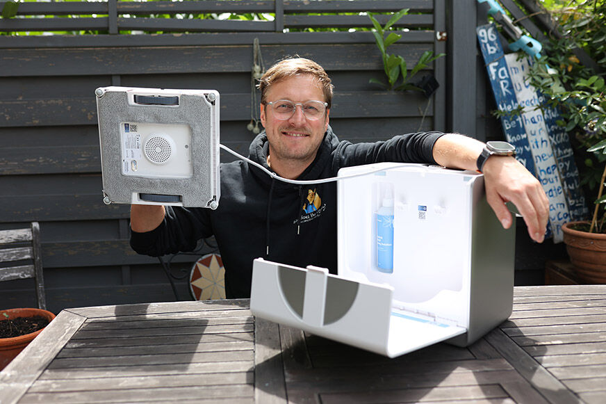 Der ECOVACS WINBIT W2 OMNI wischt ein Fenster.