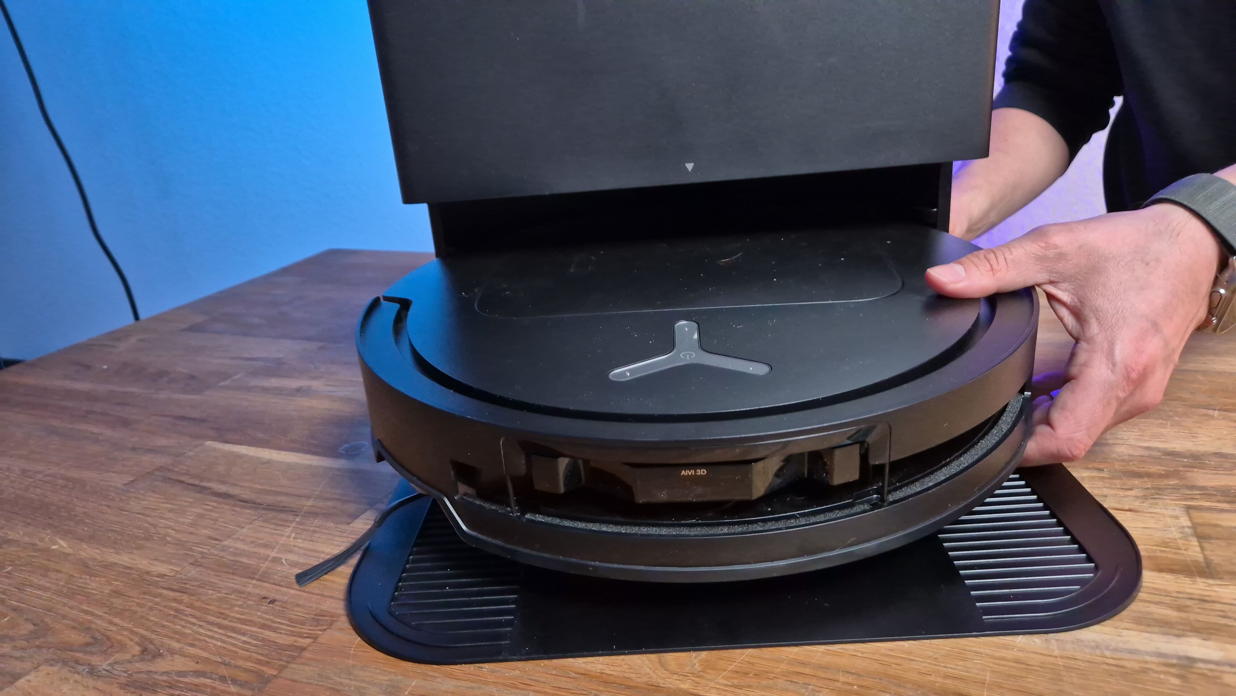 Der ECOVACS DEEBOT T50 OMNI ist in der Nahaufnahme zu sehen.