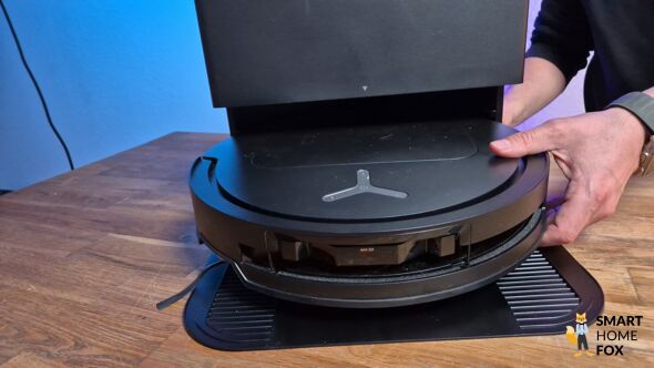 Der ECOVACS DEEBOT T50 OMNI ist in der Nahaufnahme zu sehen.