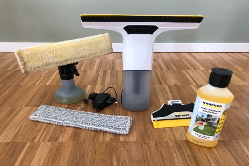 Man sieht einen Fenstersauger mit seinen Bestandteilen. 