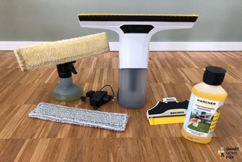 Man sieht einen Fenstersauger mit seinen Bestandteilen.