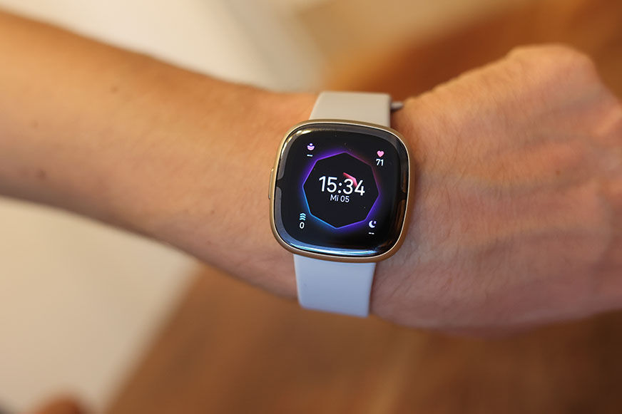 Man sieht die Fitbit Sense 2.