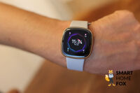 Man sieht die Fitbit Sense 2.