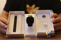 Man sieht die Fitbit Versa 4 in ihrem Karton.