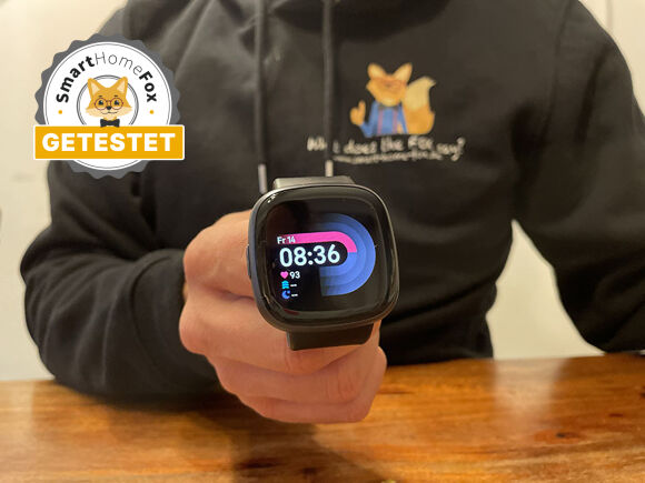 Man sieht die Fitbit Versa 4.