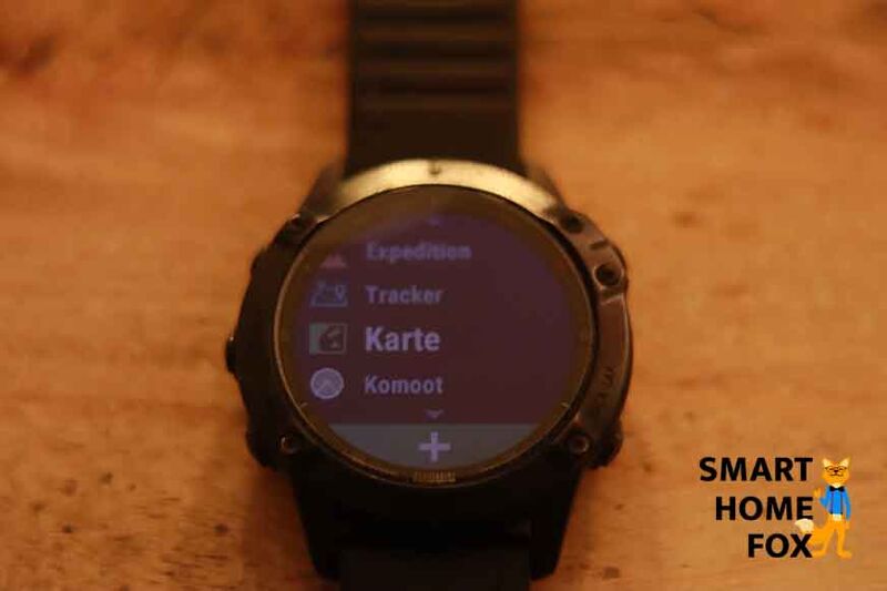 Man sieht die Komoot App auf der Garmin Fenix 6 Pro.