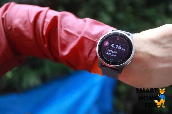 Man sieht die Garmin vivoactive 4 am Handgelenk.
