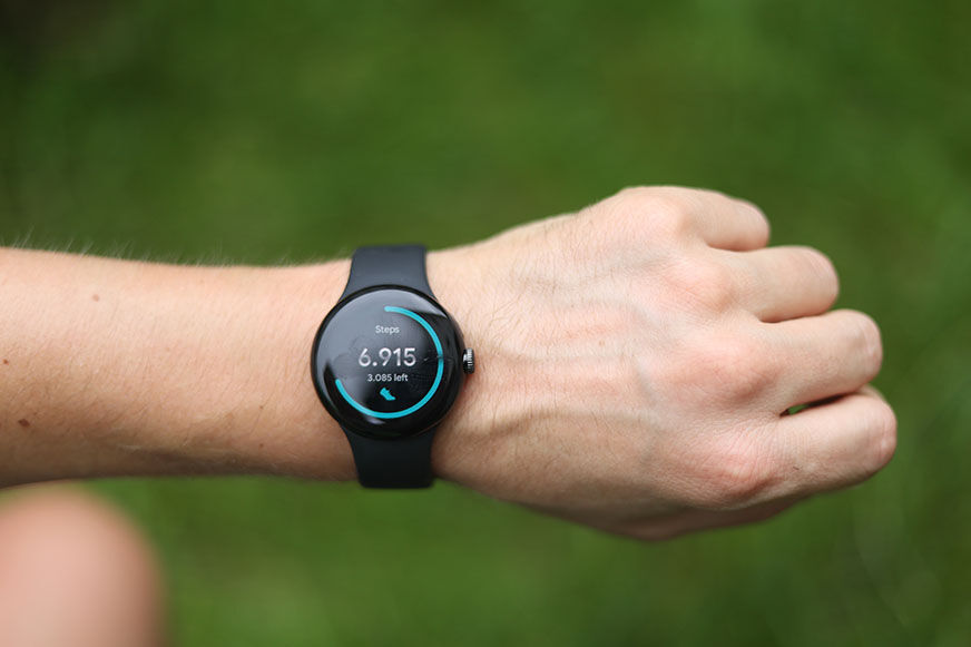 Man sieht die Google Pixel Watch.