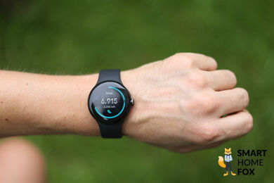 Man sieht die Google Pixel Watch.