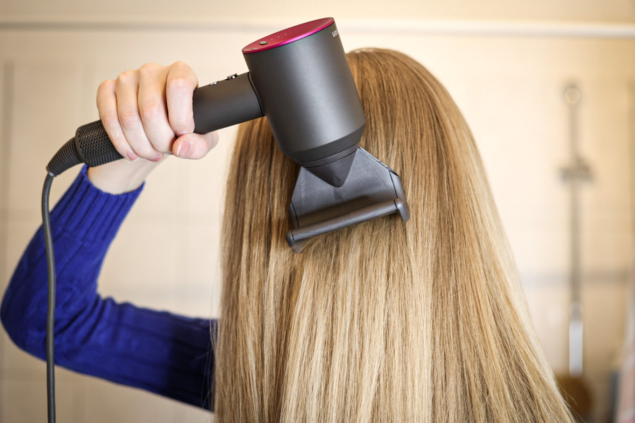 Man sieht den Dyson Supersonic. 