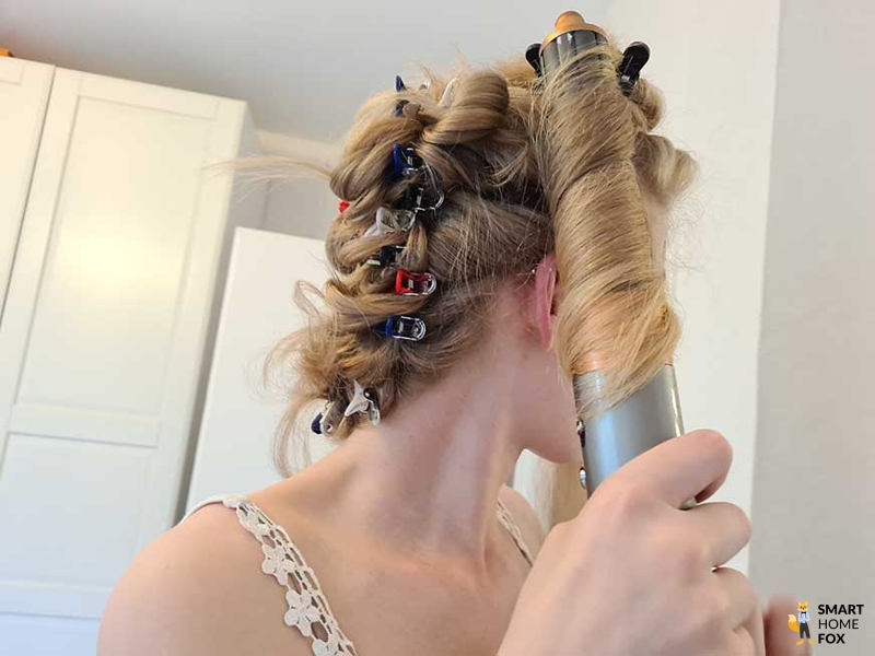Man sieht, wie die Haare hochgesteckt sind.