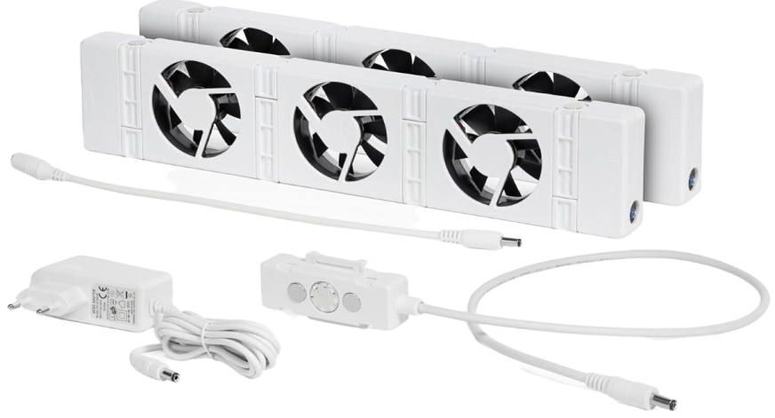 Speedcomfort Heizungslüfter mit Zubehoer vor weißem Hintergrund.