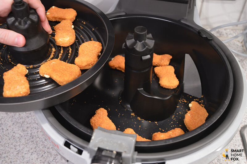 Man sieht die Chicken-Nuggets aus der Heißluftfritteuse.