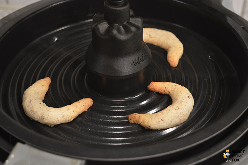 Man sieht die Plätzchen aus der Heißluftfritteuse.