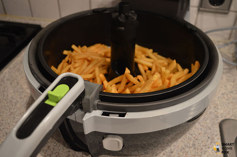 Man sieht Pommes aus der Heißluftfritteuse.