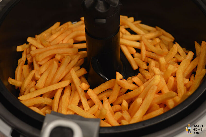 Man sieht die Pommes aus der Heißluftfritteuse.