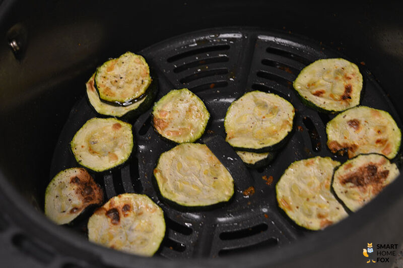 Zucchini-Scheiben aus der Heißluftfritteuse.