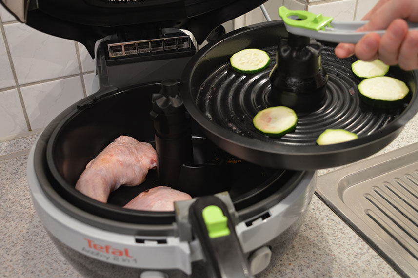 Man sieht die Tefal Actifry Fritteuse. 