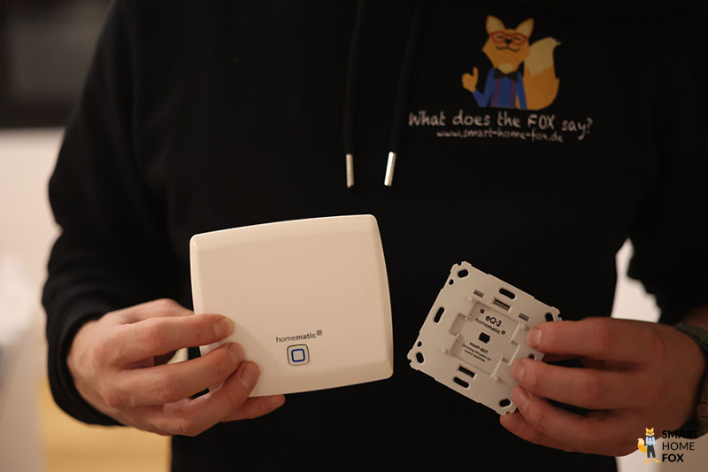 Smart Home Fox hält Access Point und Dimmaktor