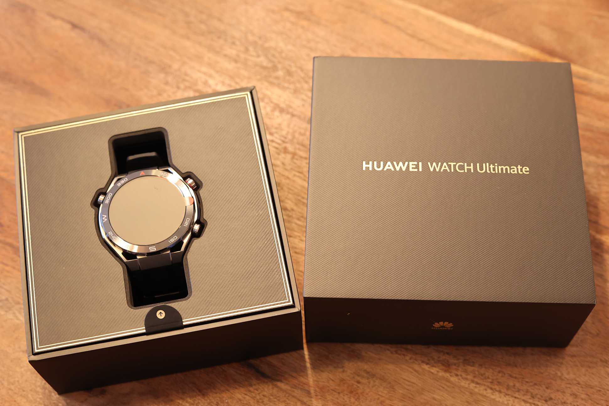 Man sieht die Huawei Watch Ultimate.