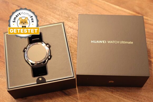 Man sieht die Huawei Watch Ultimate.