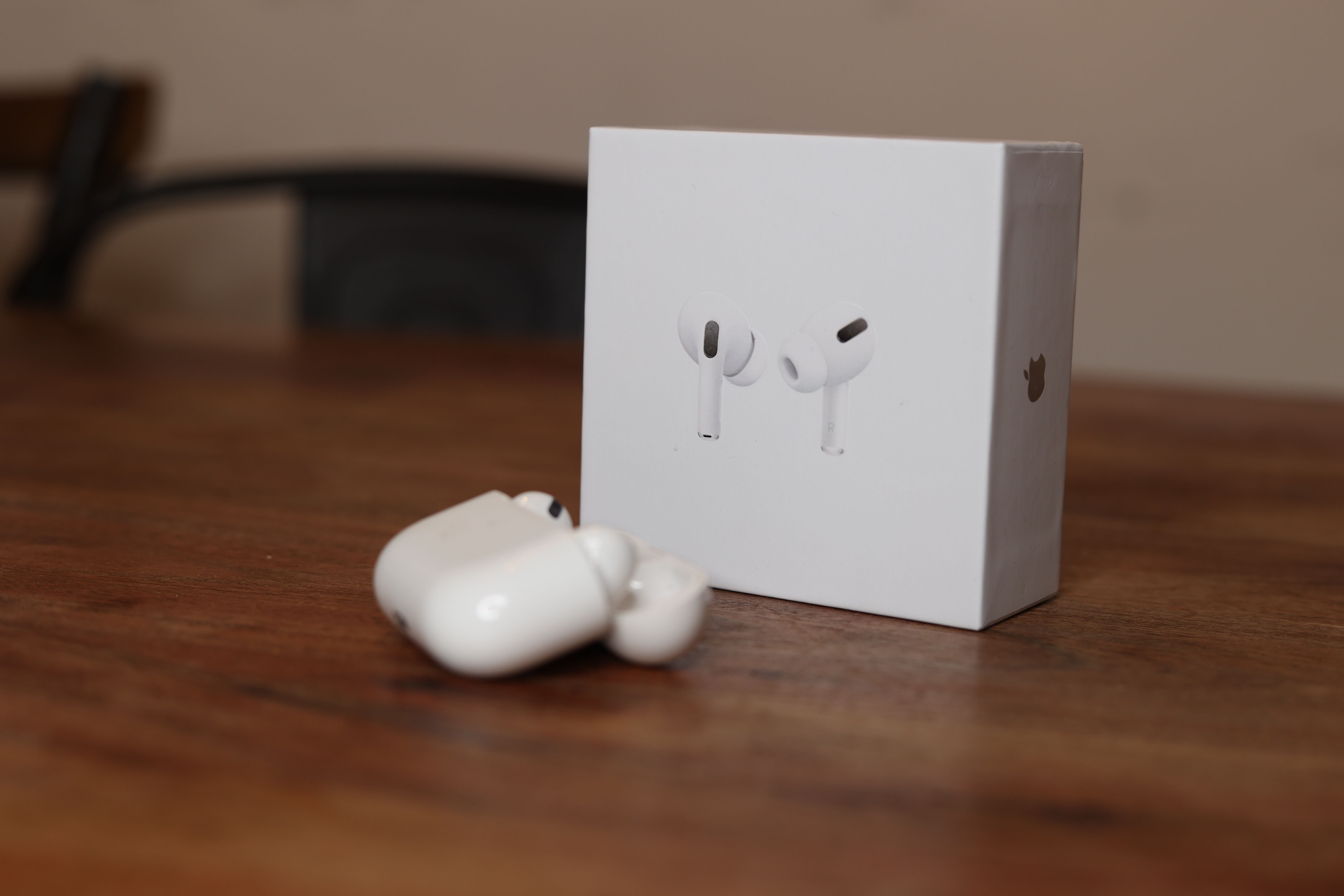 Man sieht die Apple AirPods Pro auf dem Tisch liegen