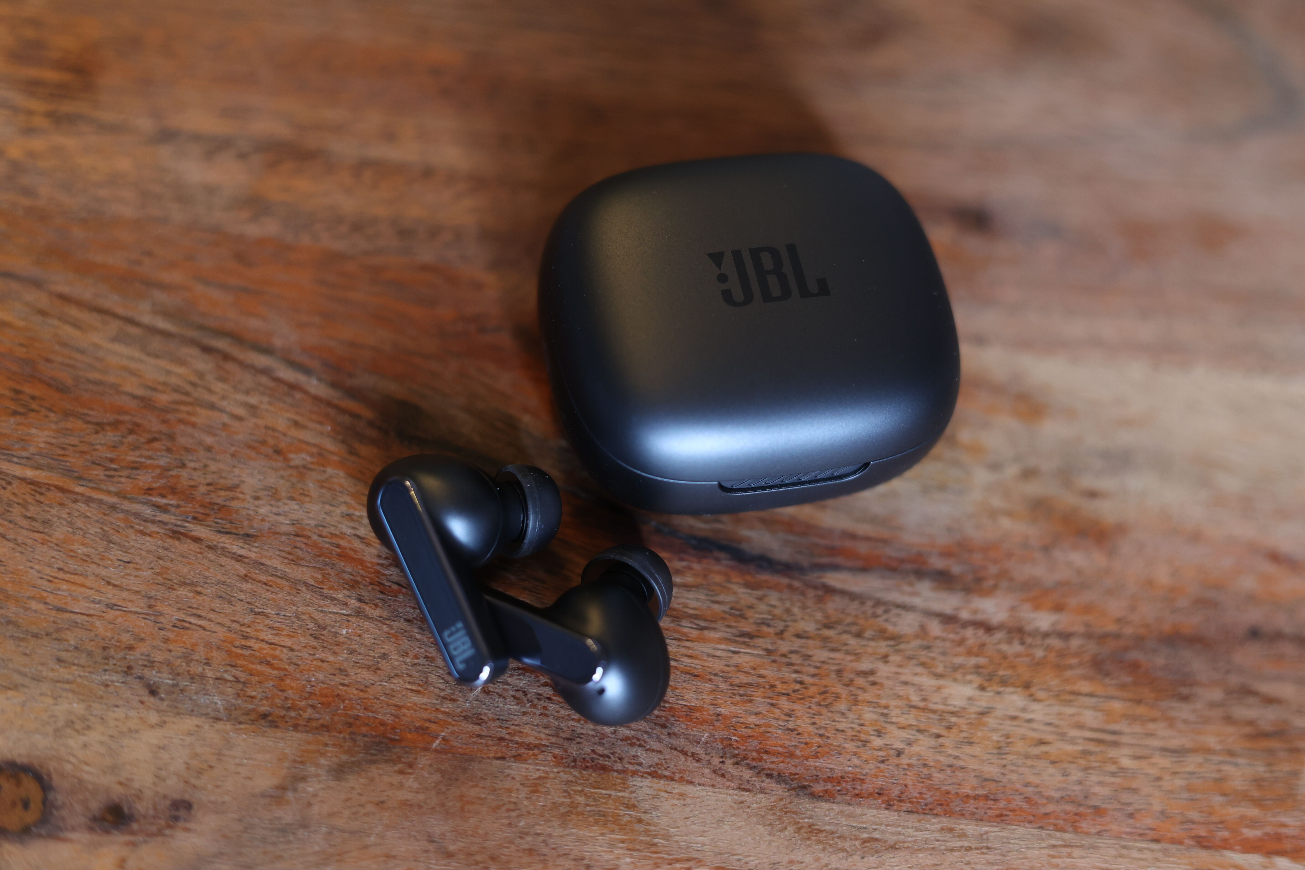 JBL In Ear Bluetooth Kopfhörer liegen auf dem Tisch