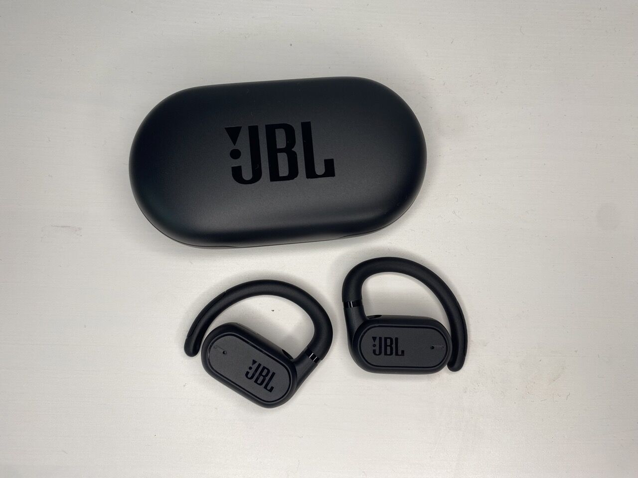 JBL Soundgear Sense neben der Case in schwarz