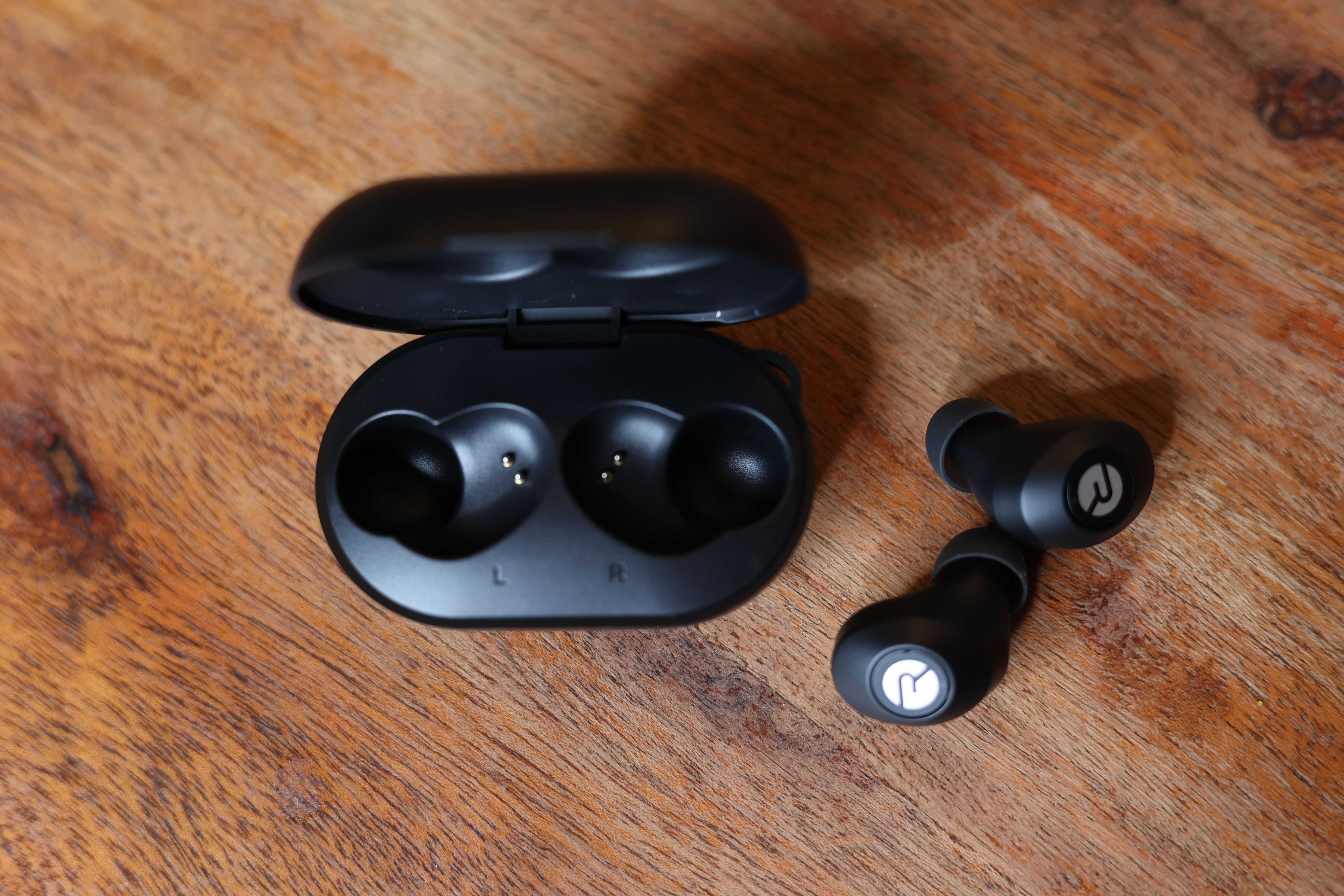 Raycon Everyday In Ear Kopfhörer auf dem Tisch liegend