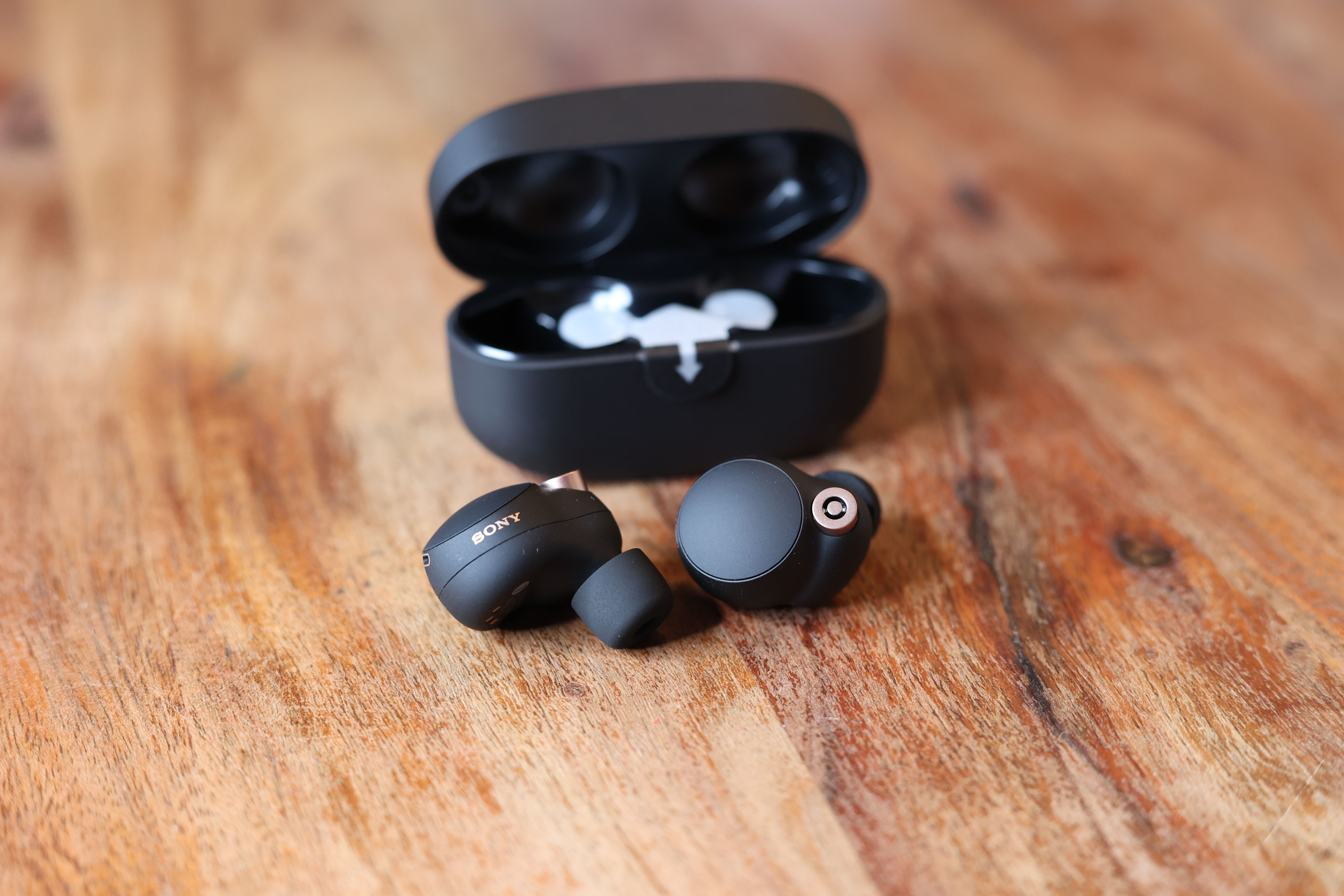 Sony In Ear Bluetooth Kopfhörer auf dem Tisch liegend