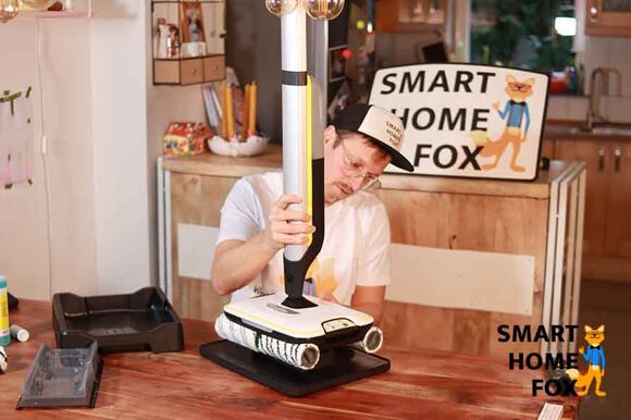 Man sieht, wie der Kärcher FC 7 getestet wird.