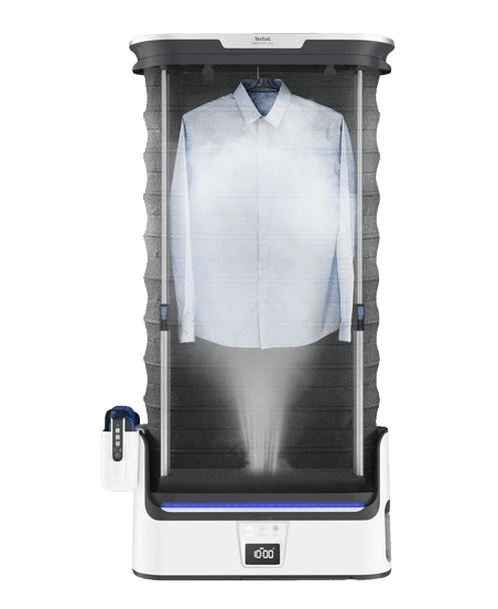 Der Tefal YT3040 Care For You steht dar und glättet weiße Hemden mit Dampf.