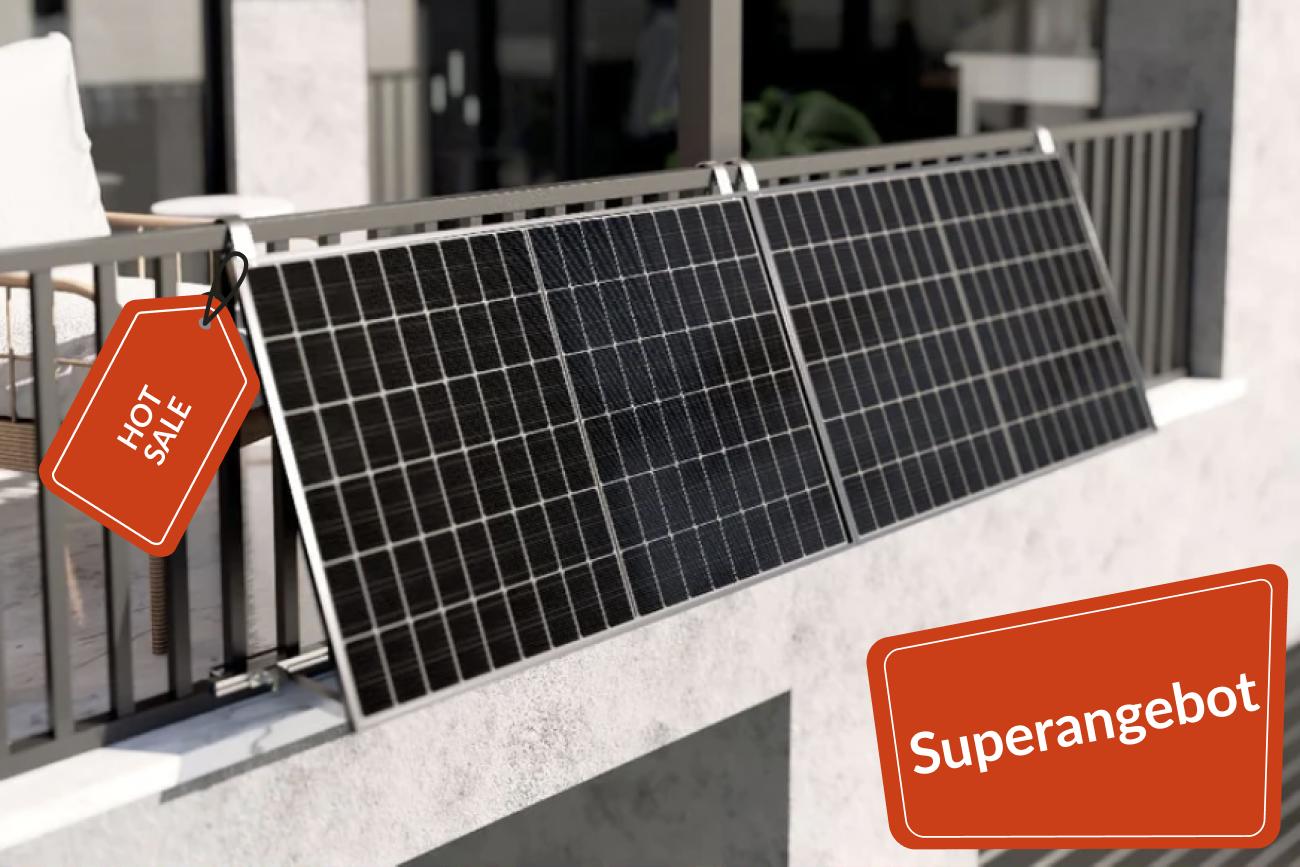 Solakon Balkonkraftwerk, ein Solarpanel hängt am Balkongeländer in der Sonne und befindet sich im Superangebot.