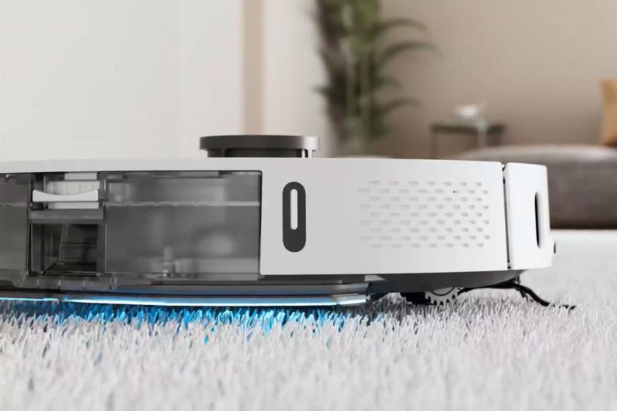 Der Roidmi Eve Max Saugroboter erkennt einen Teppich und hebt die Wischplatte samt nassen Wischmopps an, um den Teppich zu saugen.