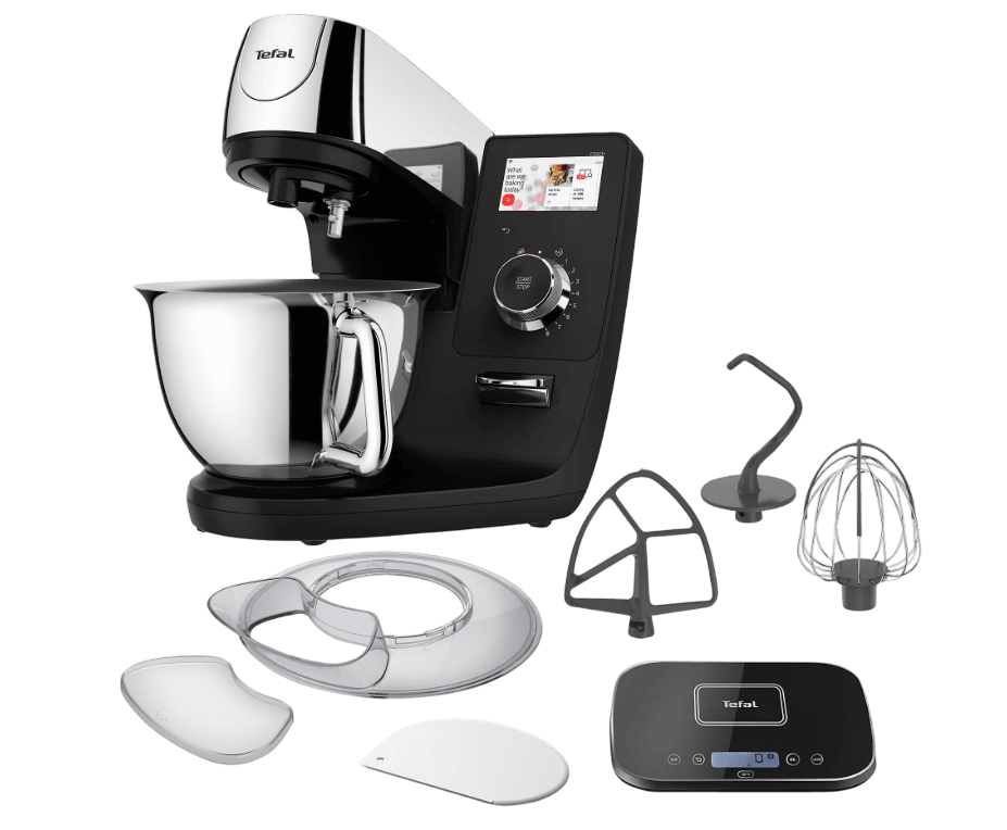 Die TEFAL QB9518 I-Coach Touch Küchenmaschine Schwarz/Edelstahl (Rührschüsselkapazität: 5,5 l, 1200 Watt) ist einzeln mit verschiedneem Zubehör wie Knetharken und Waage zu sehen.