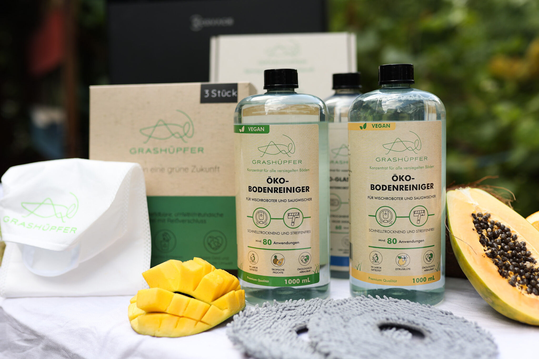 Grashüpfer Produkte, Öko-Bodenreiniger, wiederverwendbare Staubbeutel für Wischroboter, Reiniger für Akkuwischsauger und Fensterputzroboter stehen nebeneinander. 