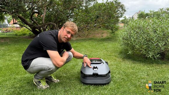 MOVA LiDAX Ultra 1600 Mähroboter fährt über einen großen, frisch gemähten Rasen