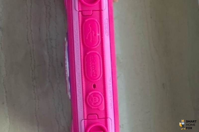 SD-Kartenslot bei einer Kinderkamera
